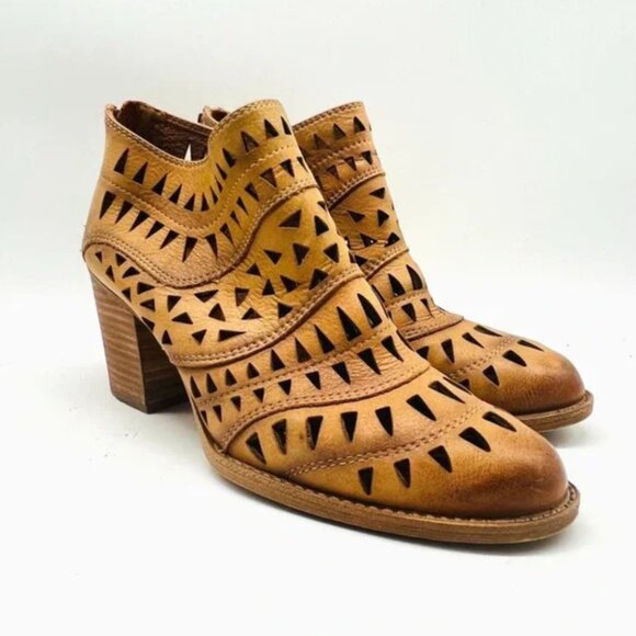 Sofft Boots Womens 8 Brown Leather Ankle Booties Laser Cut Heels Comfort Shoes - Picture 2 of 12